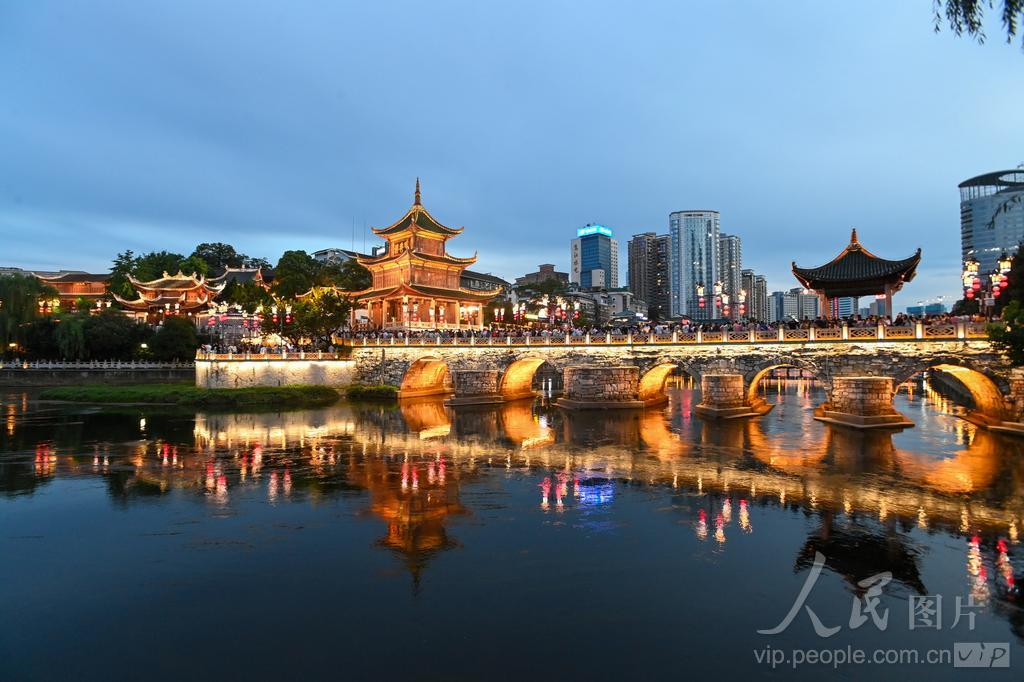 贵阳出发贵州8日深度游·百里杜鹃+黄果树+小七孔+西江+镇远+梵净山